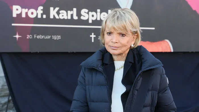 Familie, Freunde und Wegbegleiter nahmen am Samstag in Velden Abschied von Erfolgsproduzent Karl Spiehs. Gekommen sind unter anderen: Uschi Glas, Peter Weck, Anja Kruse, Erol Sander, Ingrid Flick, Otto Retzer, Marika Lichter, Iva Schell...