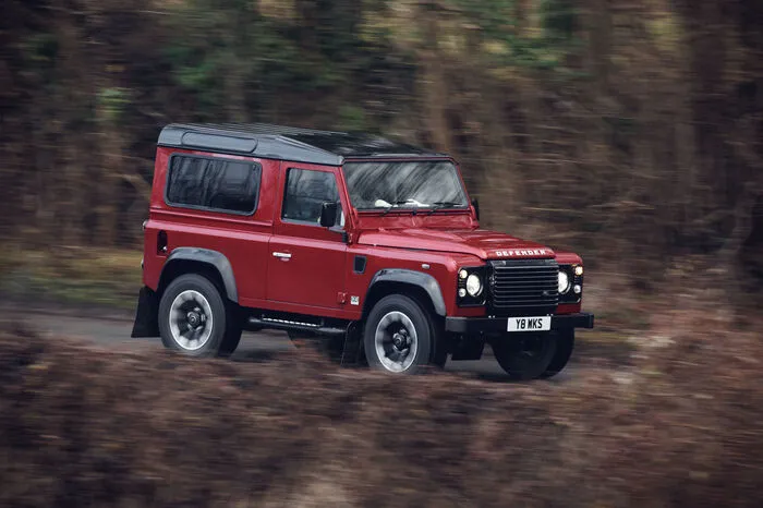 „Über die Idee, einen Defender V8 wiederzubeleben, diskutierten wir schon seit 2014. Denn wir waren uns sicher, dass Nachfrage nach einem leistungsstarken und schnellen Defender besteht“, sagt Tim Hannig, Director von Jaguar Land Rover Classic.
