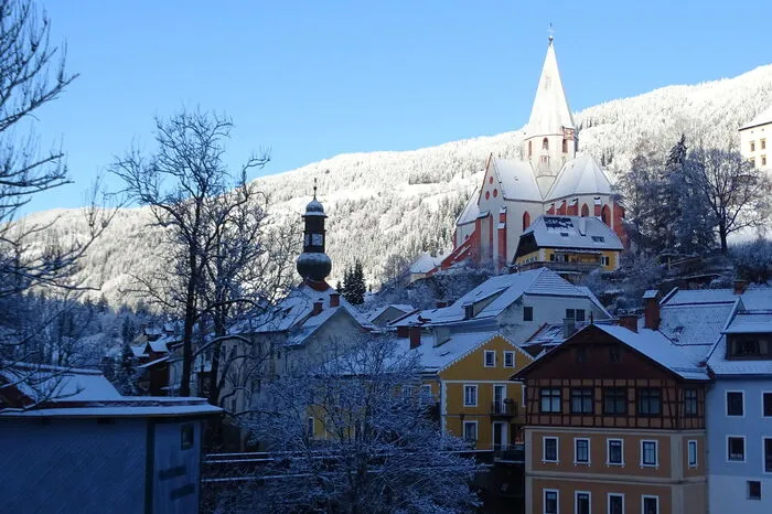Die Stadt ist in weiß gekleidet.