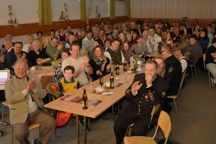 Das Programm umfasste weitere acht Musikstücke von der „Glenn Miller-Parade“ bis zu „Im Weißen Rössl“.