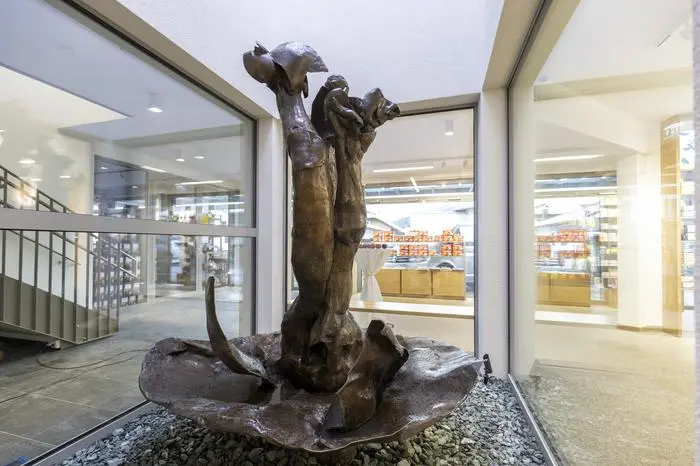 Im Arkadenhof steht nun ein 40 Jahre alter Bronze-Brunnen von Leonard Lorenz