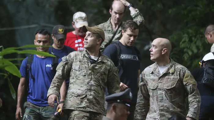 12 Jugendliche und ihr 25-jähriger Fußballtrainer hatten sich am Samstag nach einer Trainingseinheit zur Besichtigung der Höhle in Chiang Rai entschlossen, die etwa 1.000 Kilometer nördlich von Bangkok nahe der Grenze zu Myanmar liegt.