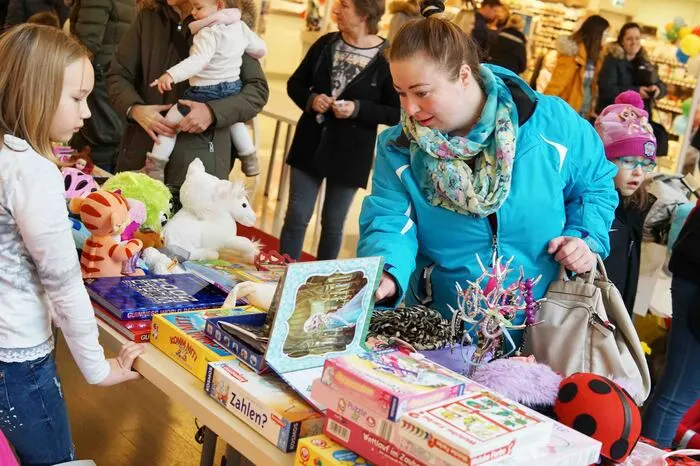 Bücher, Spiele und Spielzeug standen zum Verkauf.
