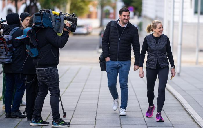  Beate Meinl-Reisinger im Laufdress zum Wahllokal 