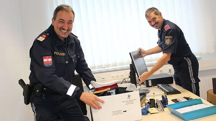 Theo Wedenig und Wilhelm Mocher (rechts) von der Polizeiinspektion richten bereits ihr neues Büro ein