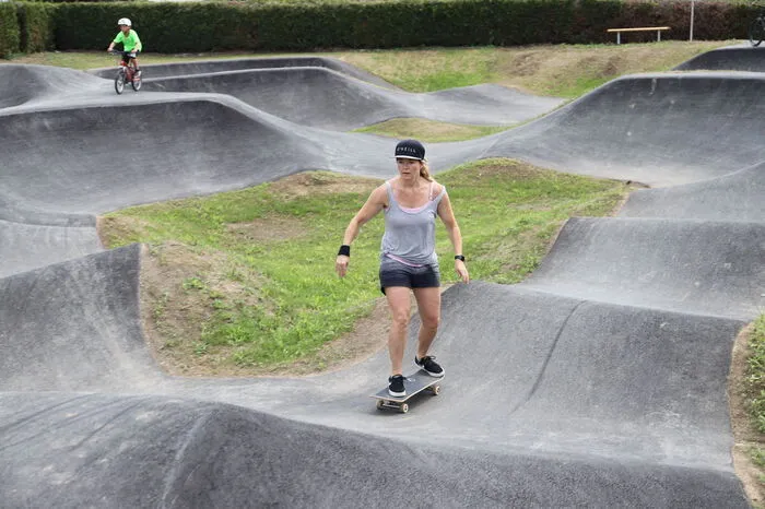 Lisa Veith-Gruber ist auf dem Skateboard unterwegs.