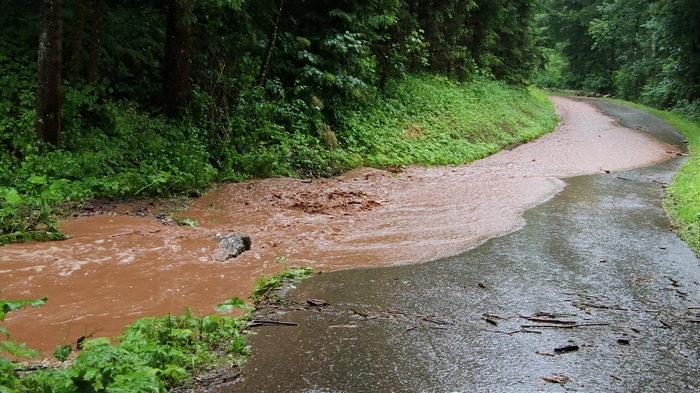 Nach dem Sturm am Dienstagabend, hat Mittwoch am Nachmittag das nächste Unwetter den Bezirk Voitsberg erreicht. In Gallmannsegg (Gemeinde Kainach) wurde der Krametergraben überschwemmt.