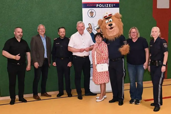 Franz Perner (Präsident Lions Club Murau), Gernot Esterl (i.V.f.d.BH Murau), 
Martin Mellem(Bezirkskommandant Murau), Thomas Kalcher (Bürgermeister Murau), Landtagspräsidentin Manuela Khom, Maskottchen Tommi-Bär, Trucker Babe Helga, Romana Revoul