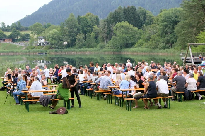 Und zahlreiche Besucher waren am Samstagabend der Einladung in das Seebad Kraig gefolgt. 