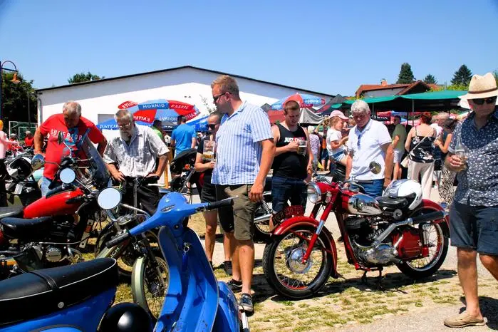Bei Sonntagswetter kamen   zahlreiche Besucher, um Fahrer mit Traktoren, Rennwägen und anderen exotischen Autos anzusehen.
