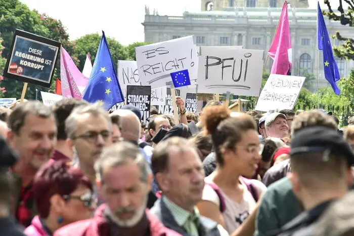 Gegen 15.00 Uhr hatten sich etwa 5.000 Teilnehmer eingefunden, sagte Polizeisprecher Patrick Maierhofer dem ORF. Der Erklärung Straches folgten die meisten Demonstranten via Handy am Livestream. Selbst der von den SP-Gewerkschaften gestellte Lautsprecherwagen übertrug die Erklärung zwischenzeitlich.