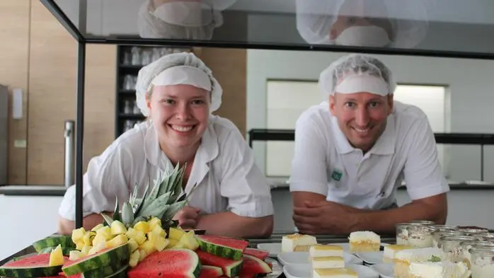 Hannah Klein und Küchenchef Martin Maierhofer