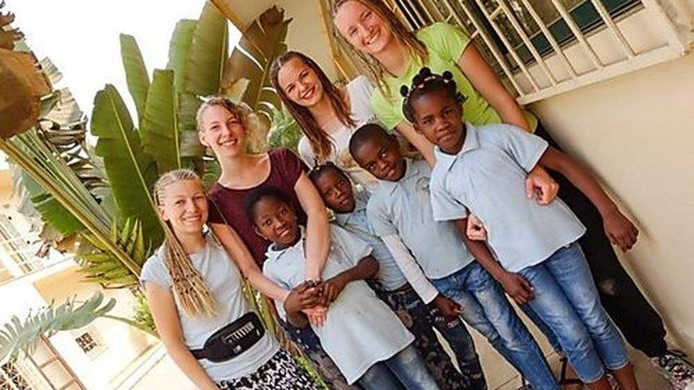 Katharina Gschwandner (Zweite von links) war einen Monat in Angola tätig