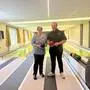 Johanna Altmann und Thomas Altmann sind stolz auf ihre topmoderne Kegelbahn