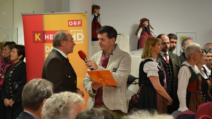 Beim ORF Radio Kärnten Frühschoppen im Anderen Haus des Alterns (AHA) Seniorenzentrum in Grafendorf feierten alle Generationen mit. Höhepunkt war eine Trachtenmodenschau des Kärntner Heimatwerks. Über 300 Besucher waren begeistert von der tollen Atmosphäre.