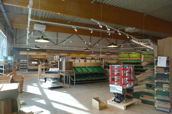 Blick vom Eingang in den "Marktplatz" mit Obst, Gemüse, Feinkost.