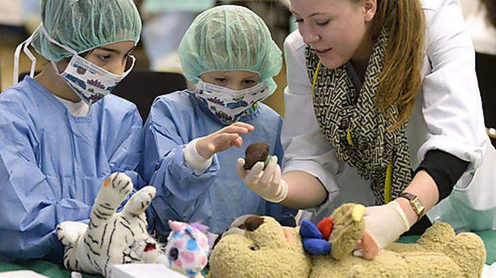 Das Teddybärenkrankenhaus erfreut sich größter Beliebtheit, die Plätze sind meist rasch vergeben.