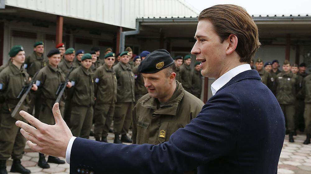 Außenminister Sebastian Kurz bei einem Truppenbesuch im Kosovo