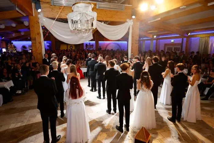 Über den gelungenen Abend freut sich auch das Maturaballkomitee mit Rosalie Brandl, Sophia Feldbaumer, Harriet Habian, Laura Leitner und Viviana Santiago Rodrigues.