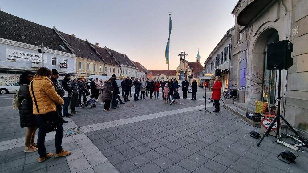 Rund 30 Personen versammelten sich am Freitagabend am Leibnitzer Hauptplatz
