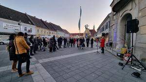 Rund 30 Personen versammelten sich am Freitagabend am Leibnitzer Hauptplatz