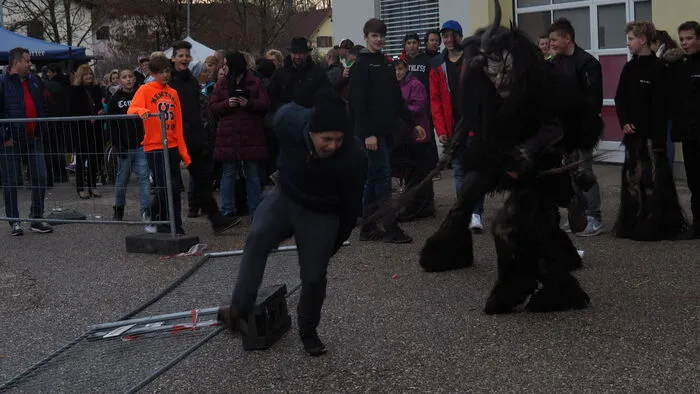 In Gurnitz, Gemeinde Ebenthal, trieben es am Sonntag ab 14 Uhr wieder die Perchten bunt. 16 Perchtengruppen nahmen am achten Gurnitzer Krampuslauf teil.