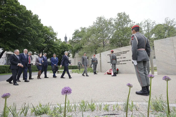 Die Namen von mehr als 64.440 Shoah-Opfern finden sich auf der Gedenkmauer.