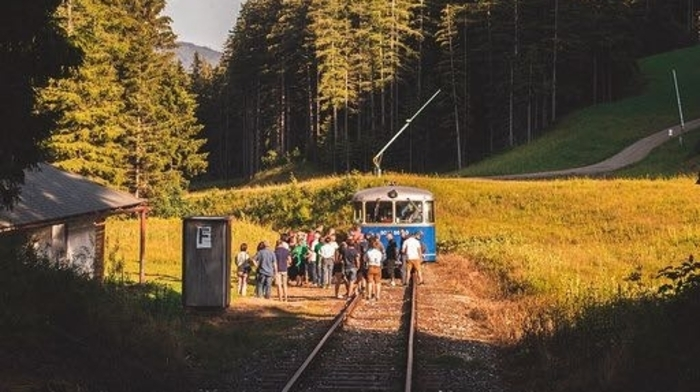 Zu einer Sonderfahrt mit Treibstoff der besonderen Art luden der Verein Erzbergbahn und die Brauerei Erzbergbräu: Während einer Ausfahrt mit einem Oldtimer-Triebwagen der Reihe 5081 konnten die Fahrgäste unterschiedliche Biersorten verkosten.  