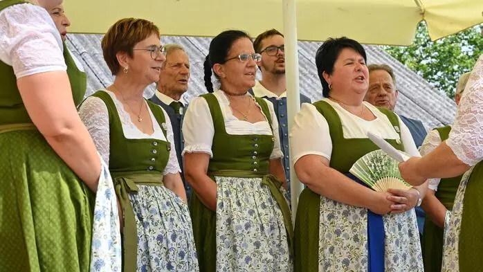 Unter der Leitung von Ingrid Sabitzer, unterstützt von Elisabeth Prodinger, präsentierte die Sängerrunde gemeinsam mit den Obfrauen Bettina Steinwender und Stefanie Schratzer ein vielfältiges Programm. 