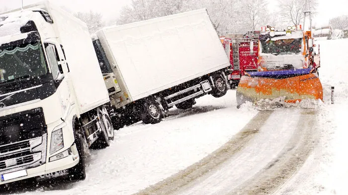 Am Feurerberg in Oberweißenbach drohte ein Lkw umzukippen