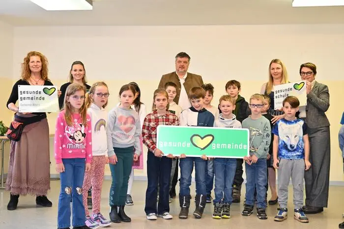Im Rahmen der Veranstaltung wurde auch die Auszeichnung „Gesunde Gemeinde & Gesunde Schule“ verliehen. Landesrätin Beate Prettner übergab die Auszeichnung an die Gemeinde Albeck und die Schule.