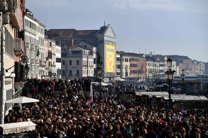 Der weltberühmte Karneval, der mit seinen Maskenbällen, Gondel-Paraden und Feuerwerken zu den wichtigsten Festen von Venedig zählt, hatte schon am vergangenen Samstag begonnen.