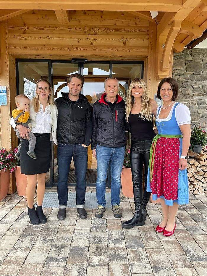Heidi Klum mit der Hotelfamilie Eisl (Lindenhof Ramsau am Dachstein)