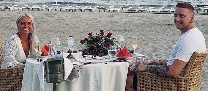Romantisches Abenddinner am Strand: Miriam Schließnig und Matthias Findenig beim Heiratsantrag im Juni 2022 in der Türkei