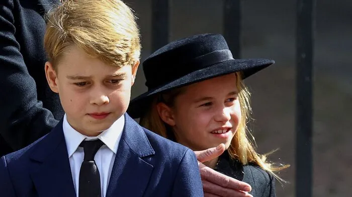 Zwei Urenkel der britischen Königin Elizabeth II., George und Charlotte, sind bei der Trauerfeier für die Queen ins Rampenlicht gerückt.