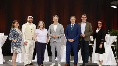 Kampus (SPÖ), Ammerer (Grüne), Kahr (KPÖ), Hohensinner (ÖVP), Apfelknab (FPÖ), Pointner (NEOS) und Schönbacher (KFG) bei einer Diskussionsveranstaltung zur Wahl