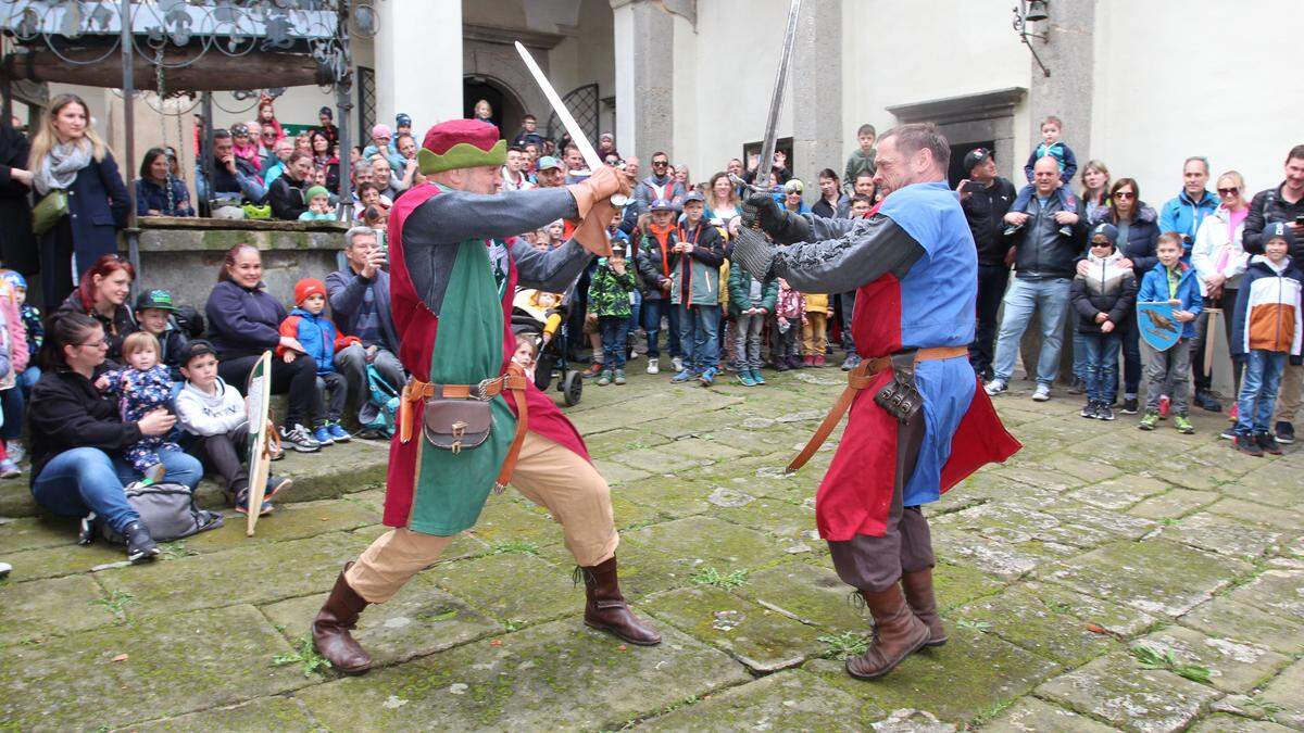 Der Saisonstart der Riegersburg bot den Besucherinnen und Besuchern spannende Ritterkämpfe im Burghof