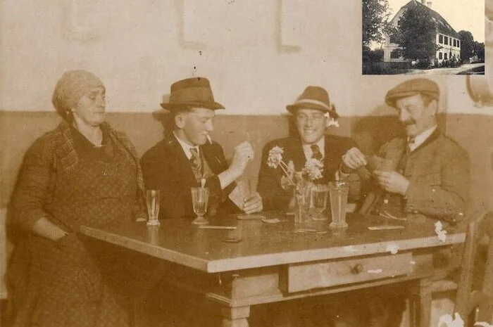Kartenrunde um Gastwirt Franz Peer in Weinburg am Saßbach (Der Traditionsgasthof wurde in 1980er Jahren abgerissen), um 1930;