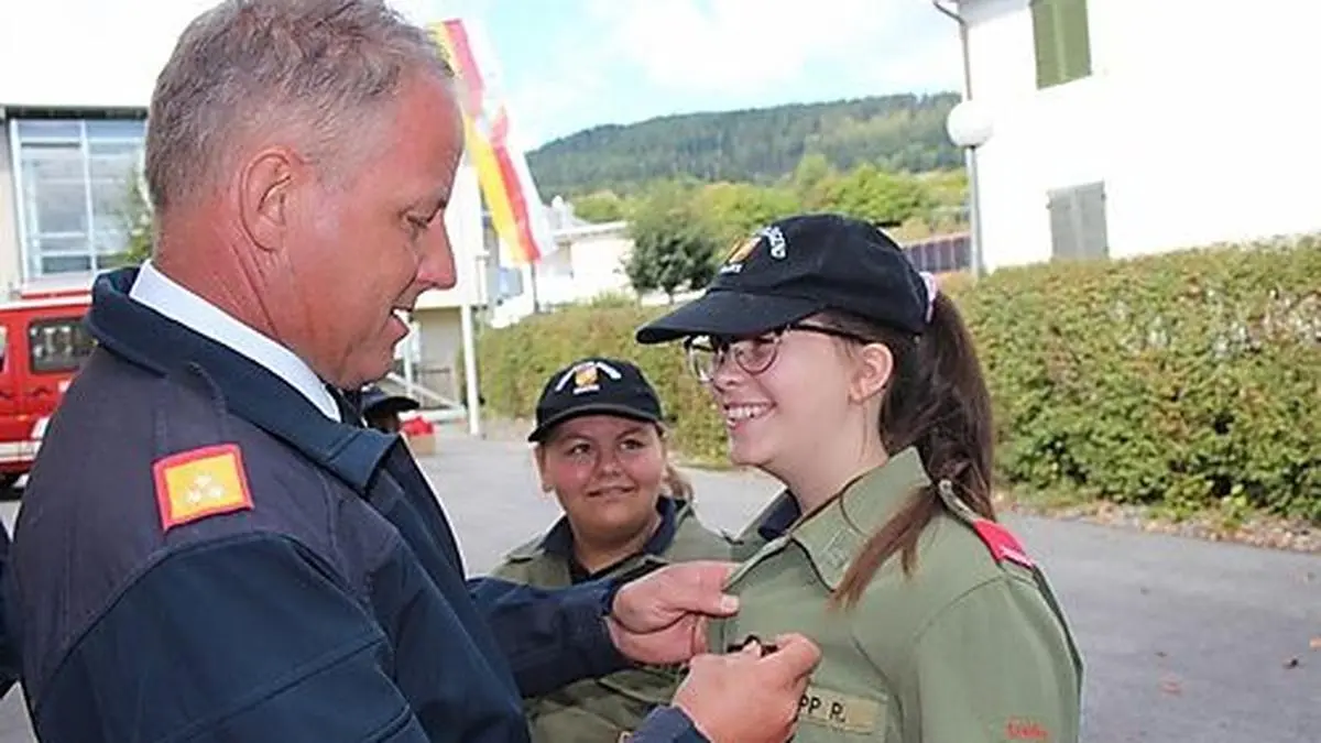 Bezirksfeuerwehrchef Friedrich Monai übernahm die Abzeichenverleihung 