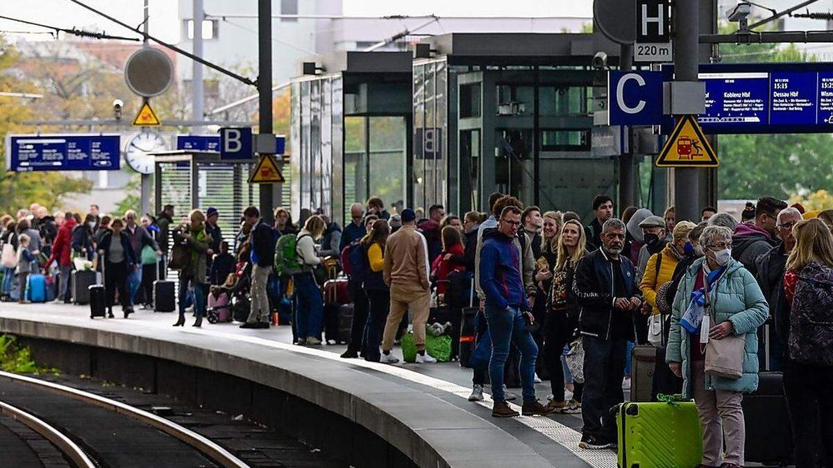 Wie verwundbar ist die deutsche Infrastruktur? Der Zugverkehr im Norden Deutschlands stand wegen durchtrennter Kabel still	