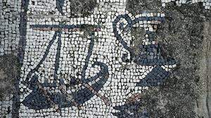 Reste eines Mosaiks im Haus des Petrus in Kapernaum zeigen ein Schiff 