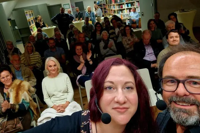 An seiner Seite war die Krottendorfer Künstlerin Karin Kröpfl, die Schöpferin der Illustrationen der „Büchermagier“-Bücher.