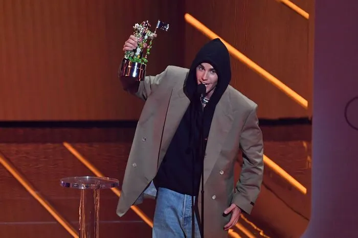 Justin Bieber, der mit sieben Preischancen das Feld der Nominierten angeführt hatte, gewann schließlich in den Kategorien "Künstler des Jahres" und "Best Pop". An die Fashionistas erging die eindringliche Botschaft: Oversize ist das neue Hypewort. Da konnte auch ...