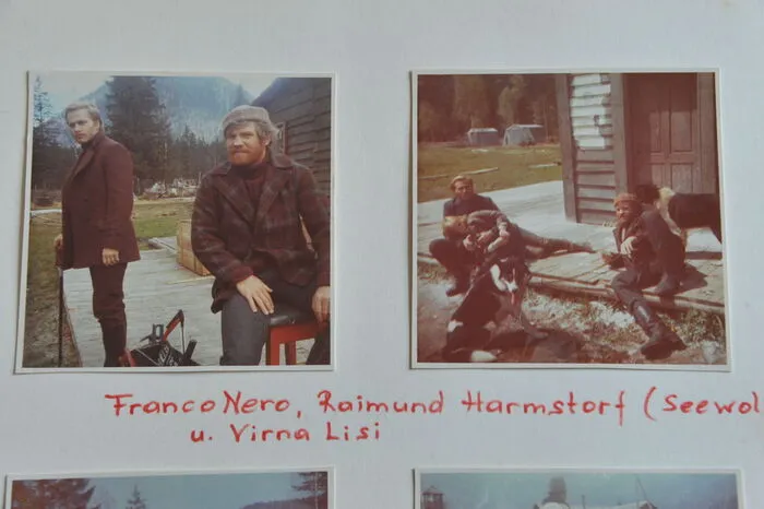 Schnappschüsse von den Stars bei den Dreharbeiten, dokumentiert in einem privaten Fotoalbum