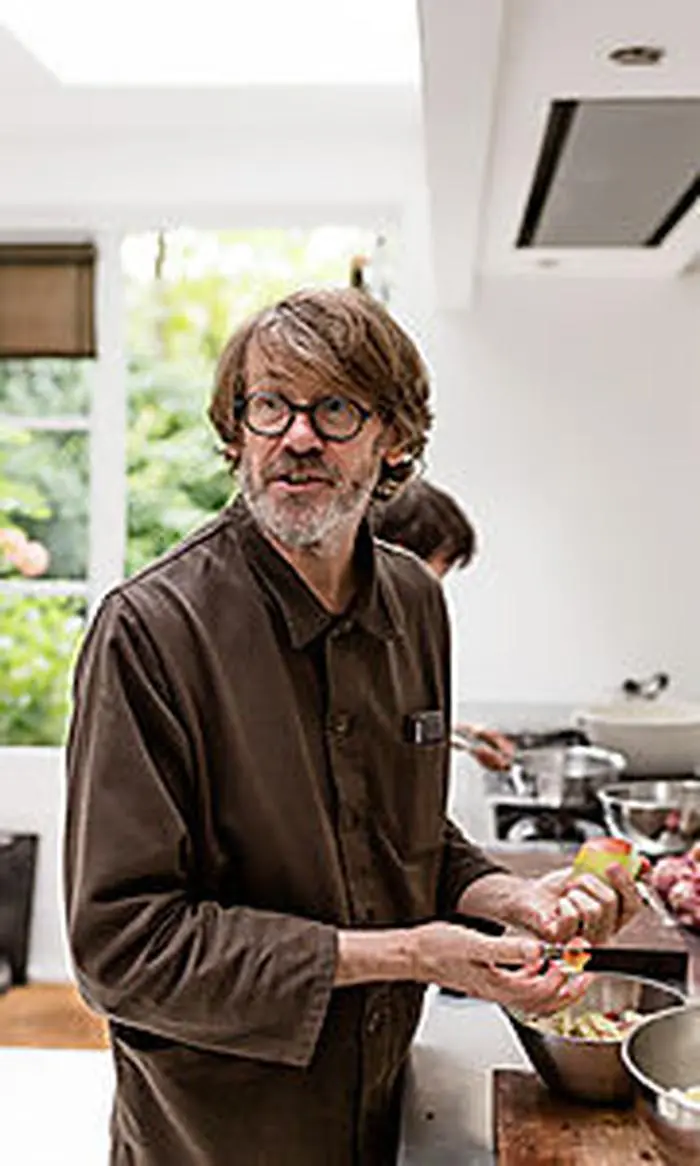 Der britische Foodjournalist und Autor Nigel Slater am Werken