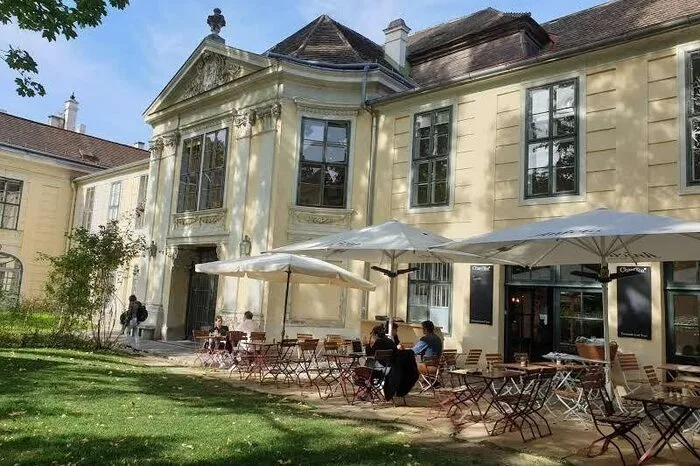 Das Wiener Volkskundemuseum im beschaulichen Bezirk Josefstadt mutiert für die Zeit der Festwochen zum „Haus der Republik“: Hier finden nicht nur die Hearings zu den Wiener Prozessen statt, sondern auch Talks, Debatten und Workshops. Praktisch, dass mit dem Café Hildebrandt im Erdgeschoss eines der hinreißendsten Cafés mit einem der feschesten Schanigärten der Stadt beheimatet ist.