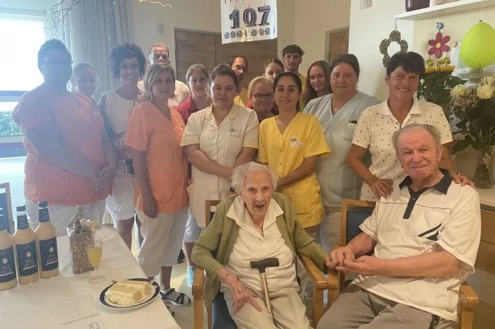 Zur Gratulanten-Schar gehörten natürlich auch die Bewohnerinnen und Bewohner sowie das gesamte Personal der Wohngruppen des Seniorenhauses Menda in Hartberg, in dem Strohrigel seit sieben Jahren lebt.