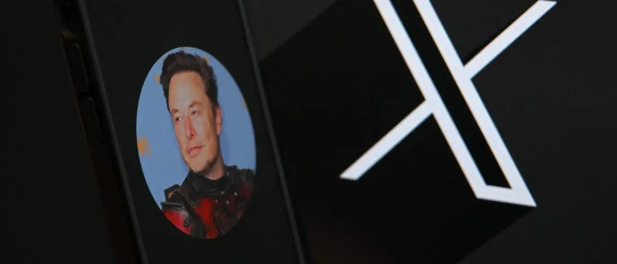 Elon Musks Profilbild auf einem Smartphone neben dem X-Logo | Elon Musks X versus EU: Wird die Rekordstrafe gezahlt?