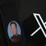 Elon Musks Profilbild auf einem Smartphone neben dem X-Logo | Elon Musks X versus EU: Wird die Rekordstrafe gezahlt?