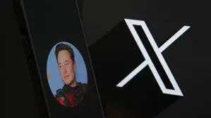 Elon Musks Profilbild auf einem Smartphone neben dem X-Logo | Elon Musks X versus EU: Wird die Rekordstrafe gezahlt?
